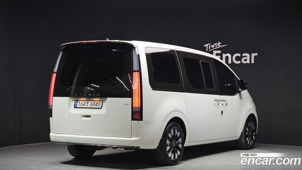 Hyundai Staria 4WD Lounge 9-Seater, 2025