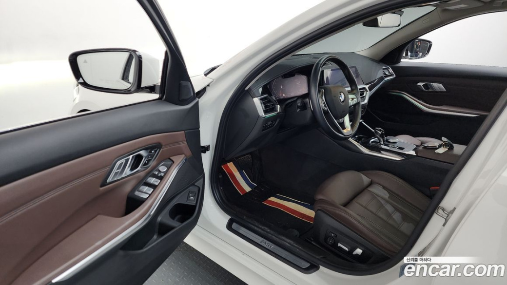 BMW 3-Series 320i Luxury, 2022