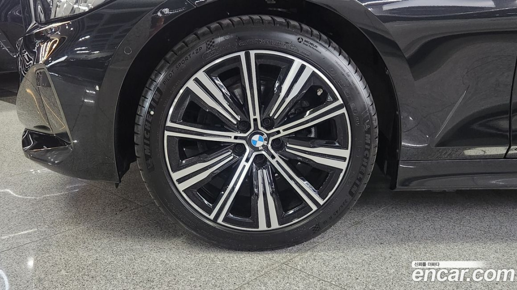 BMW 3-Series 320i, 2025