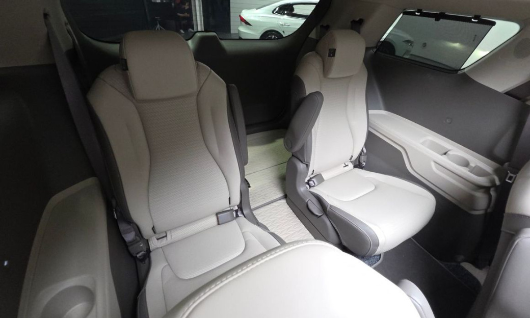 Kia Carnival 9-Seater Signature, 2024