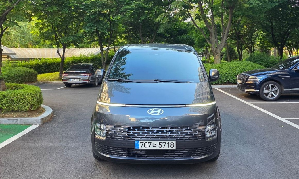 Hyundai Staria 4WD Tourer 11-Seater, 2025
