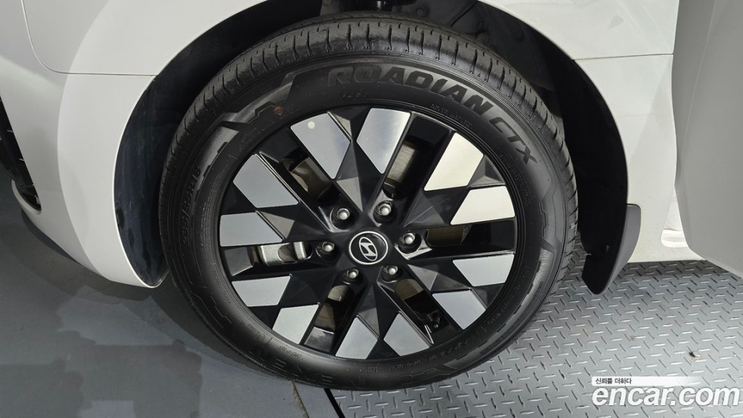 Hyundai Staria 4WD Lounge 9-Seater, 2025