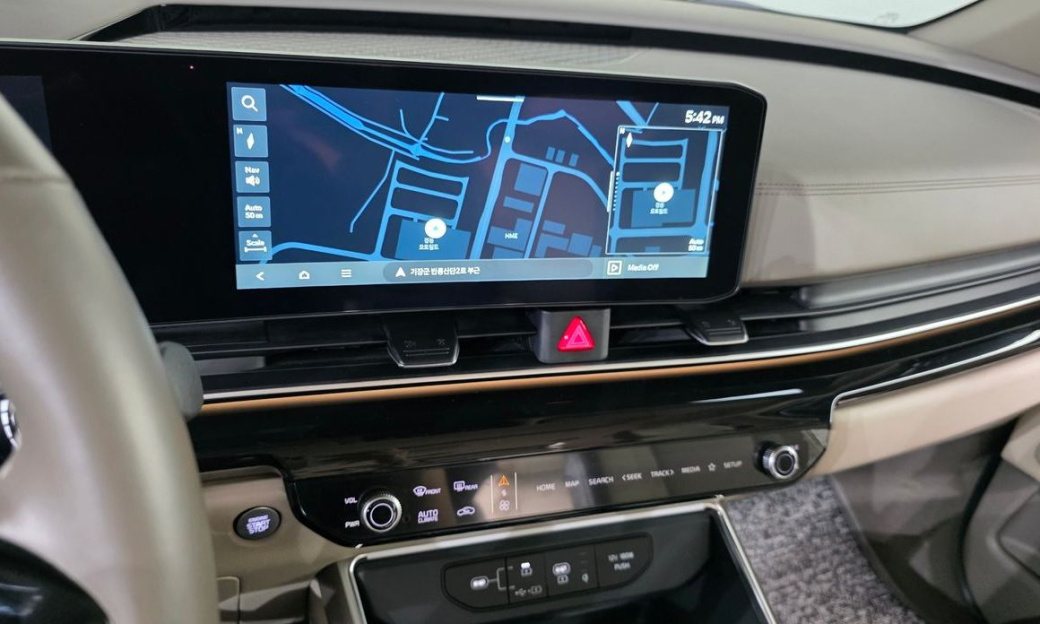 Kia Carnival 7-Seater Gravity, 2025