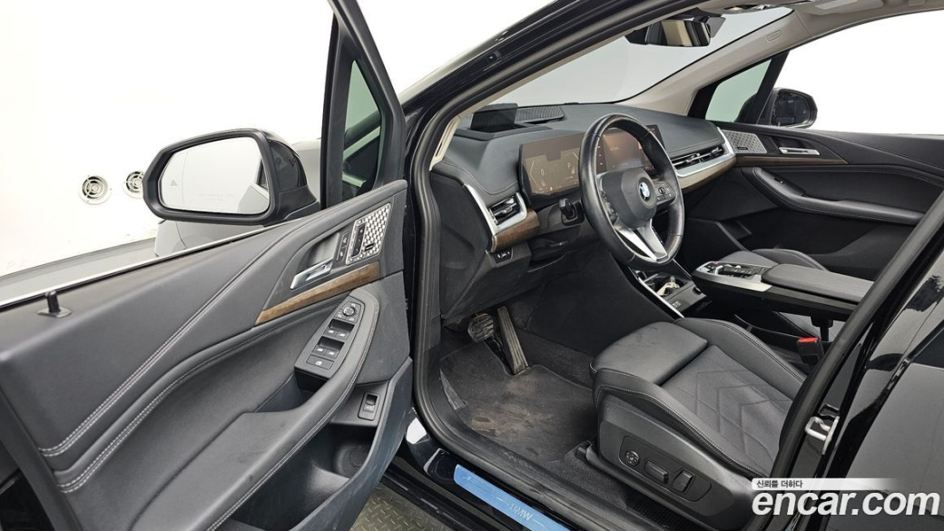 BMW 2-Series 220i Luxury, 2023