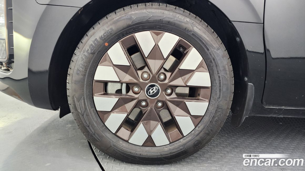 Hyundai Staria Lounge 7-Seater, 2022