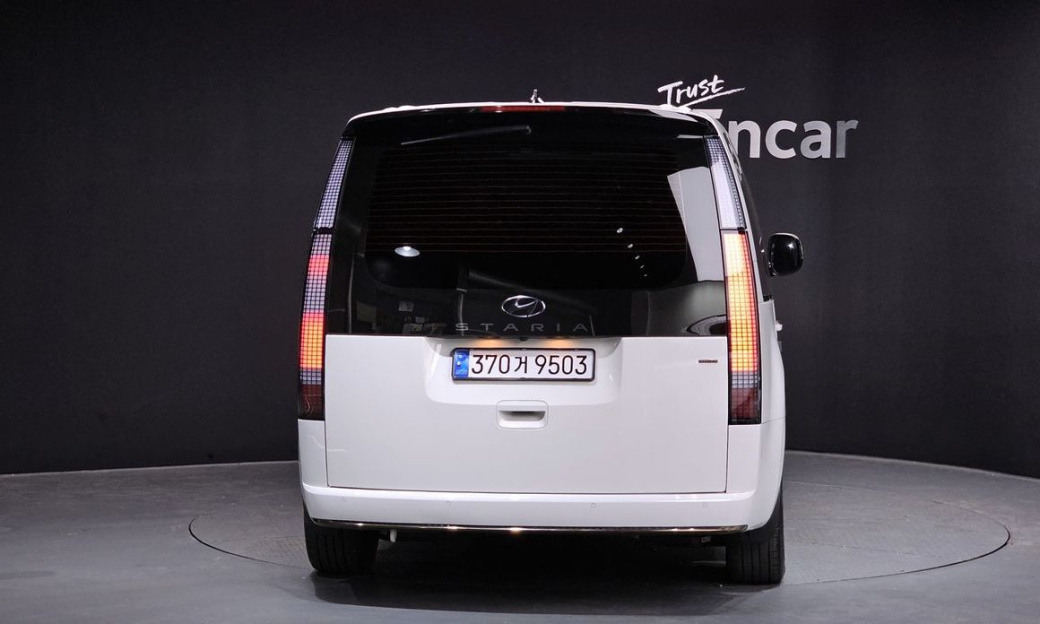 Hyundai Staria 4WD Lounge 9-Seater, 2024