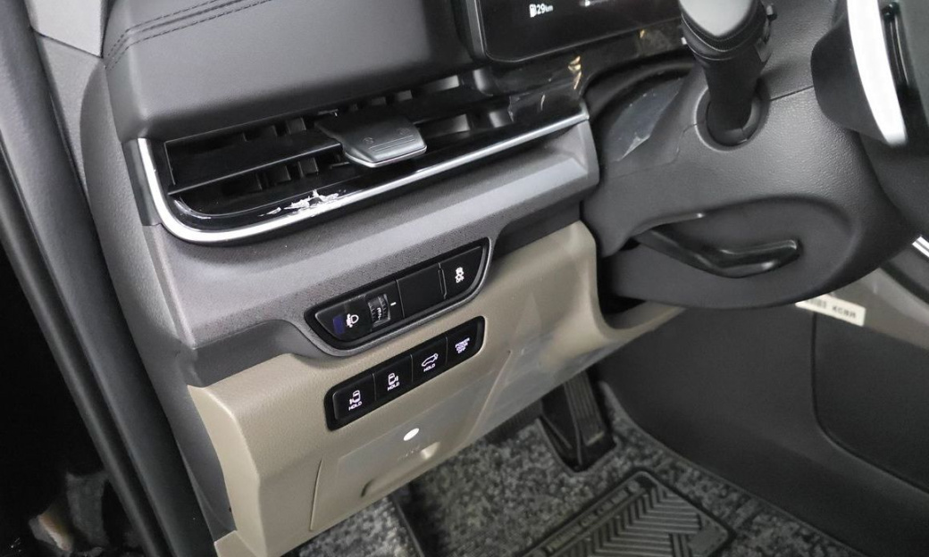 Kia Carnival 7-Seater Outdoor, 2025