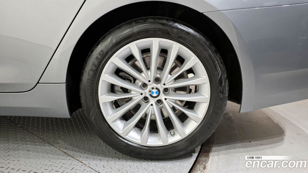 BMW 5-Series 520i Luxury, 2023
