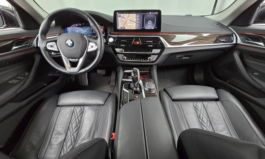 BMW 5-Series 523d xDrive Luxury, 2023