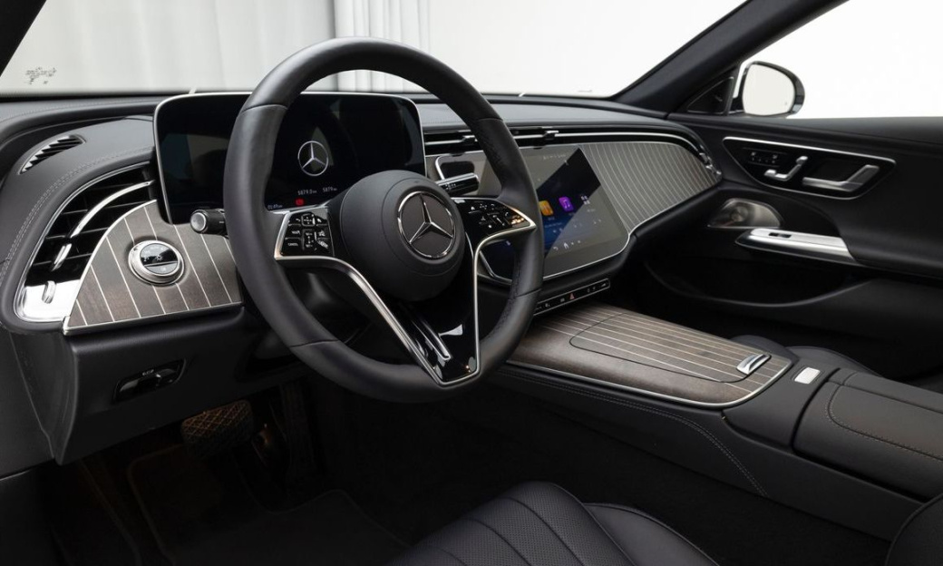 Mercedes-Benz E-Class E300 4MATIC Exclusive, 2025