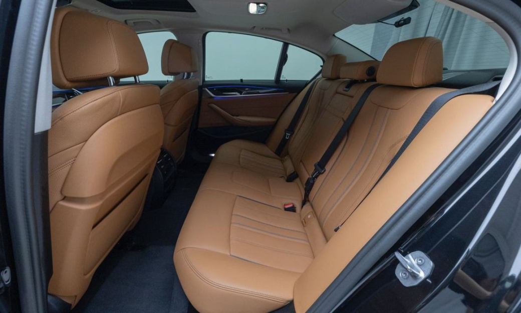 BMW 5-Series 520i Luxury, 2023