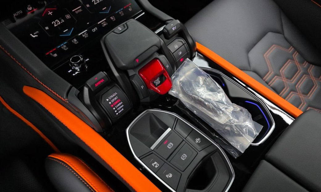Lamborghini Urus 4.0 V8 SE, 2025