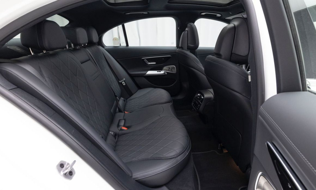 Mercedes-Benz E-Class E300 4MATIC Exclusive, 2025