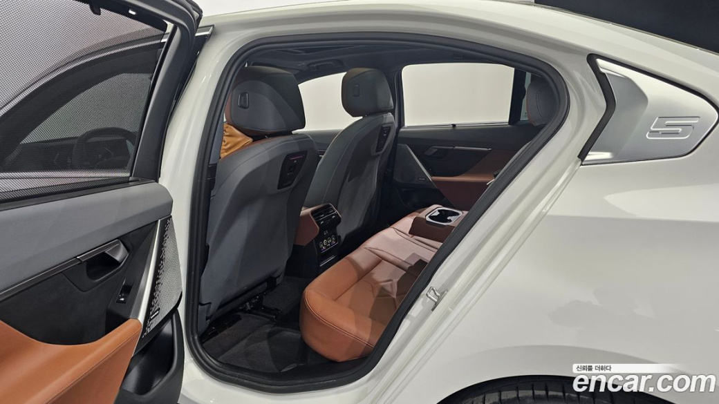 BMW 5-Series 530i xDrive, 2024