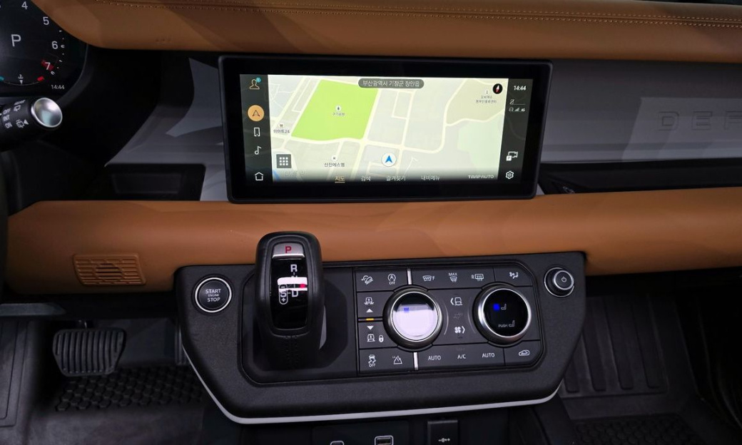 Land Rover Defender 110 P300 X-Dynamic SE, 2024