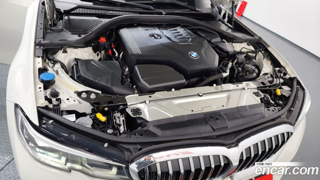 BMW 3-Series 320i Luxury, 2022