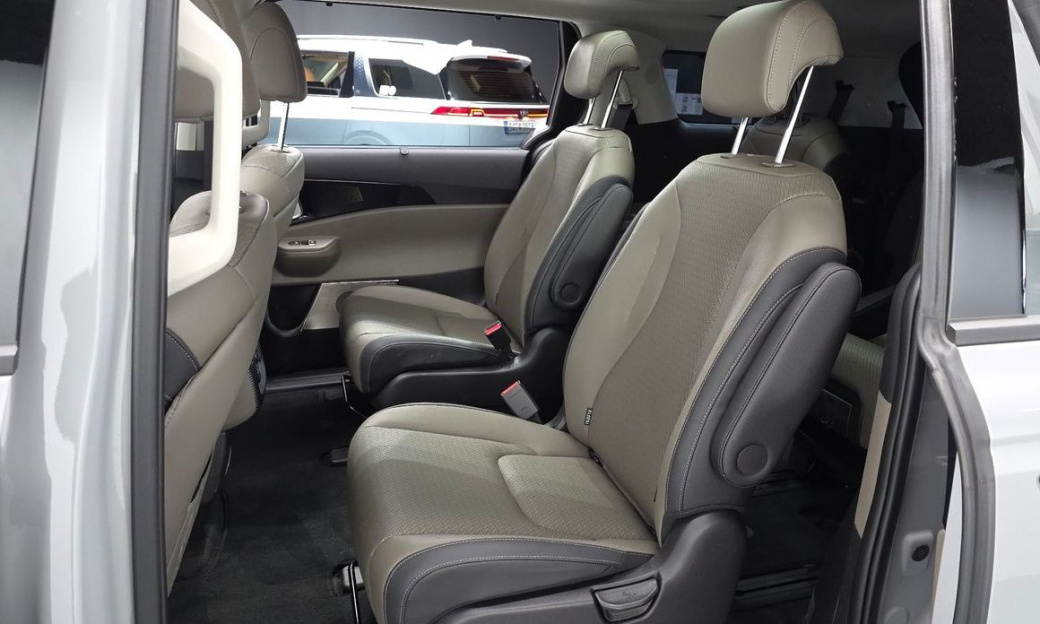 Kia Carnival 9-Seater Gravity, 2025
