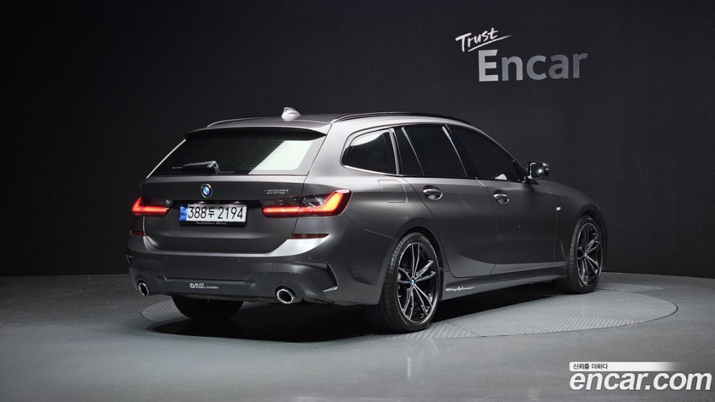 BMW 3-Series 320i Touring M Sports, 2022
