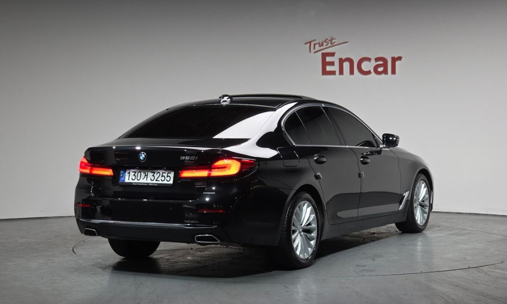 BMW 5-Series 520i Luxury, 2023
