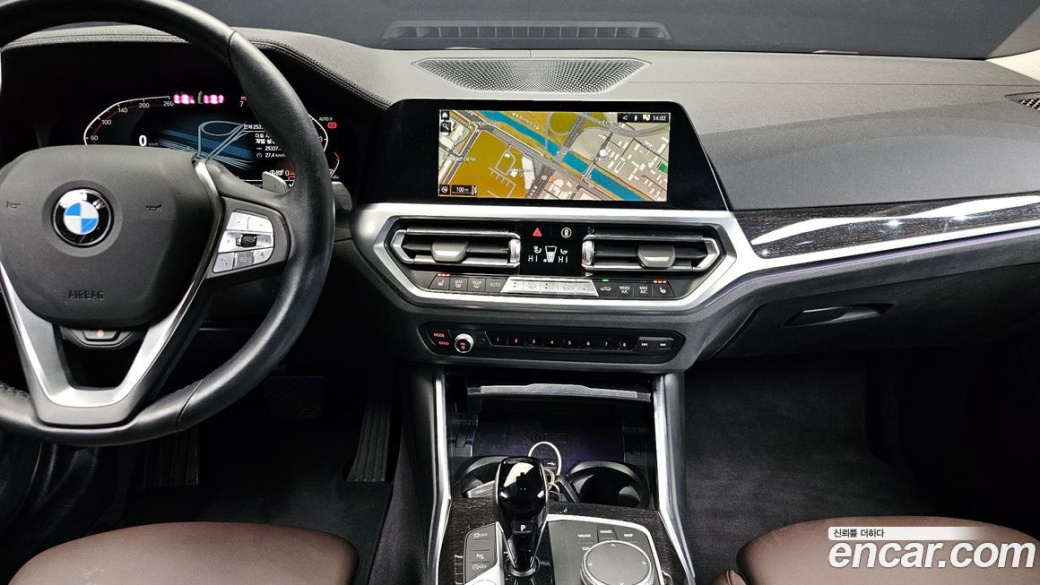 BMW 3-Series 320i Luxury, 2022