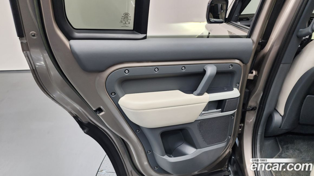 Land Rover Defender 110 D300 HSE, 2023