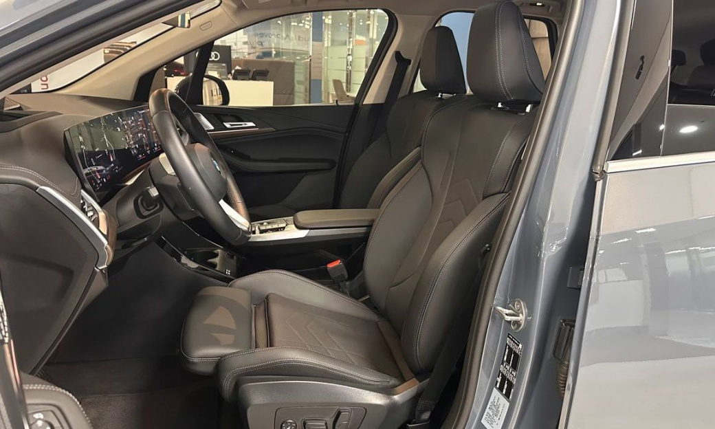 BMW 2-Series 220i Luxury, 2023