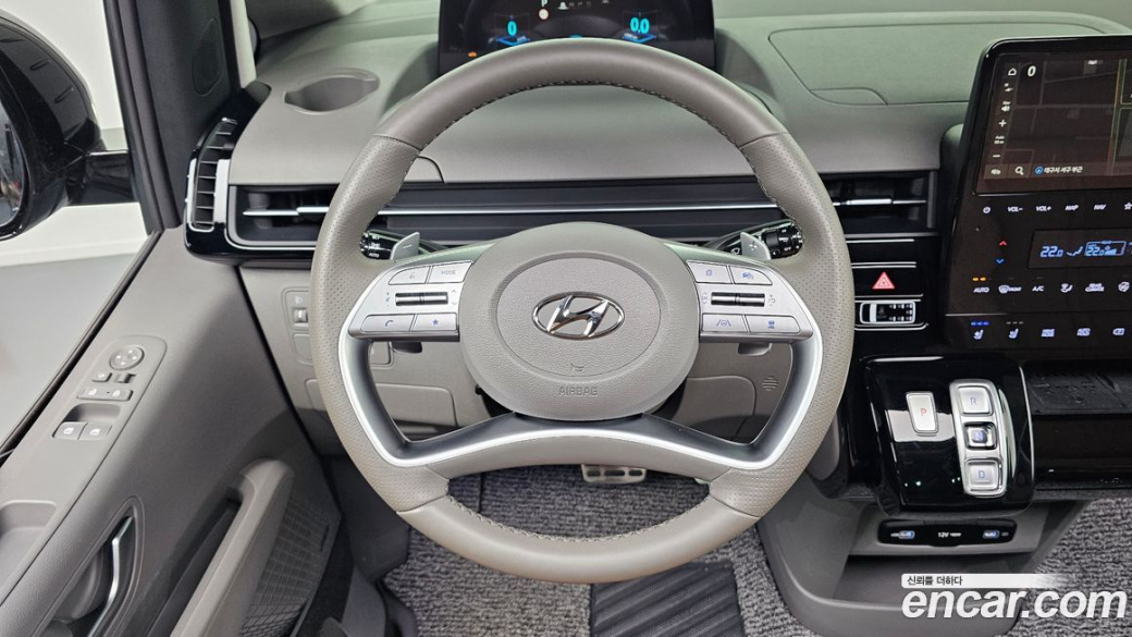 Hyundai Staria Lounge 9-Seater, 2023