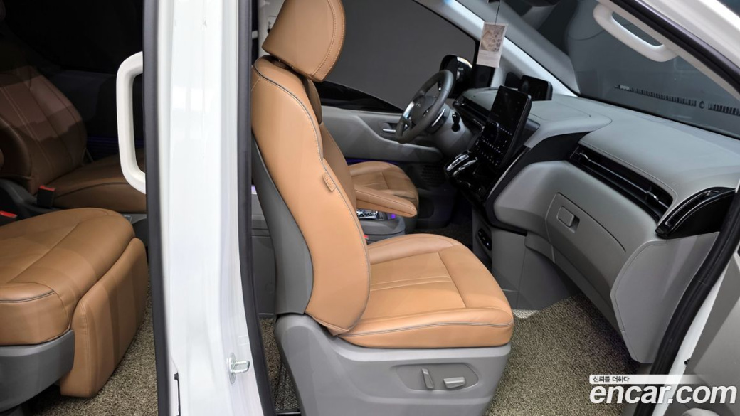Hyundai Staria 4WD Lounge 7-Seater, 2023