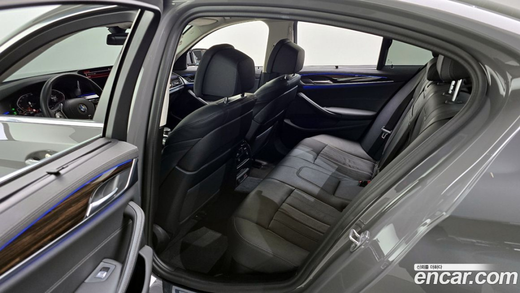 BMW 5-Series 520i Luxury, 2022