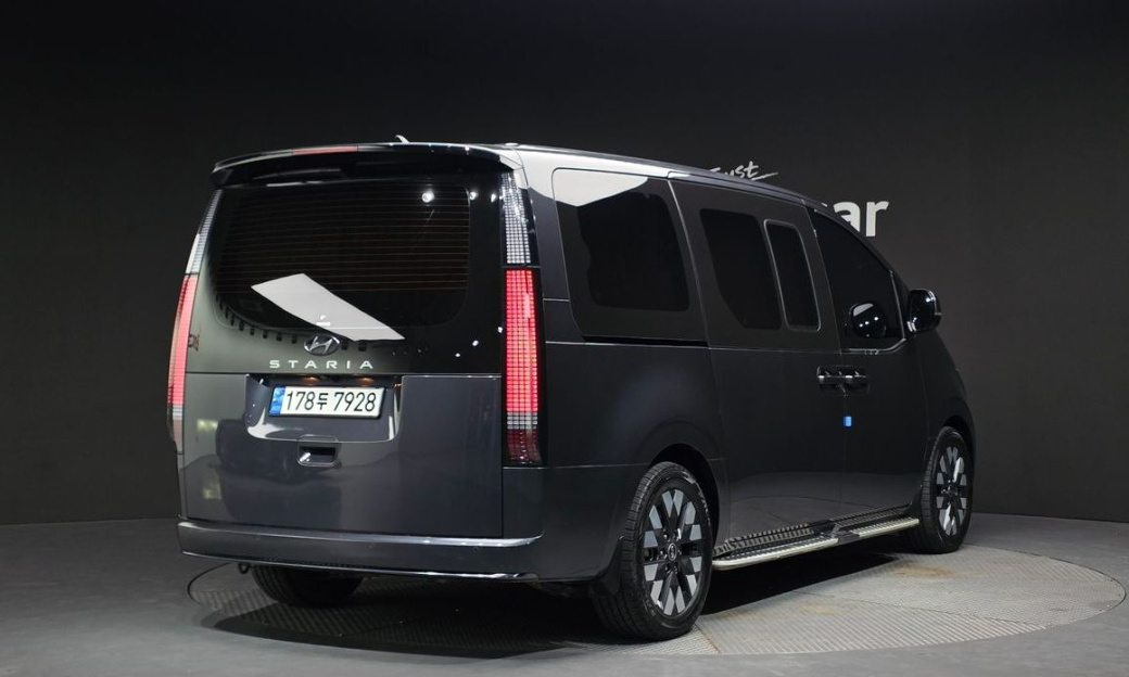 Hyundai Staria Lounge 9-Seater, 2023
