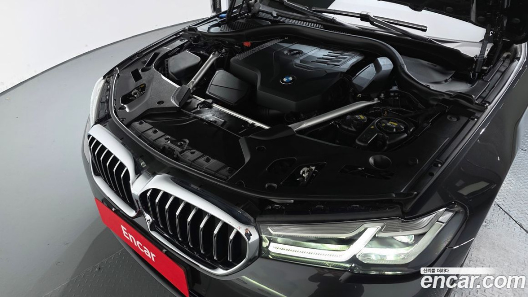 BMW 5-Series 520i Luxury, 2023