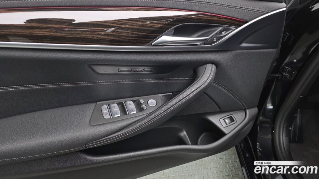 BMW 5-Series 520i Luxury, 2023