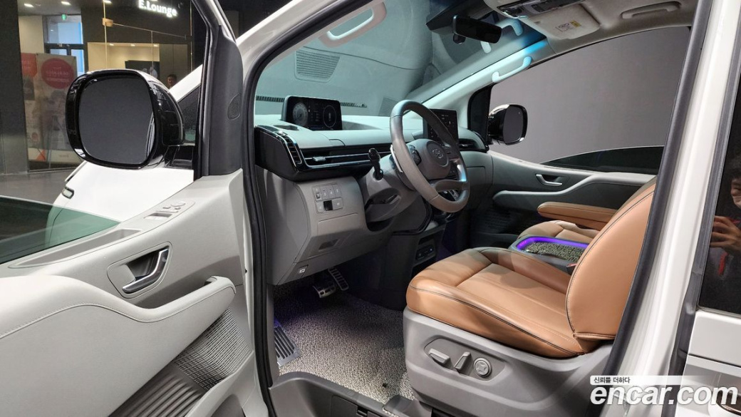 Hyundai Staria 4WD Lounge 9-Seater, 2023