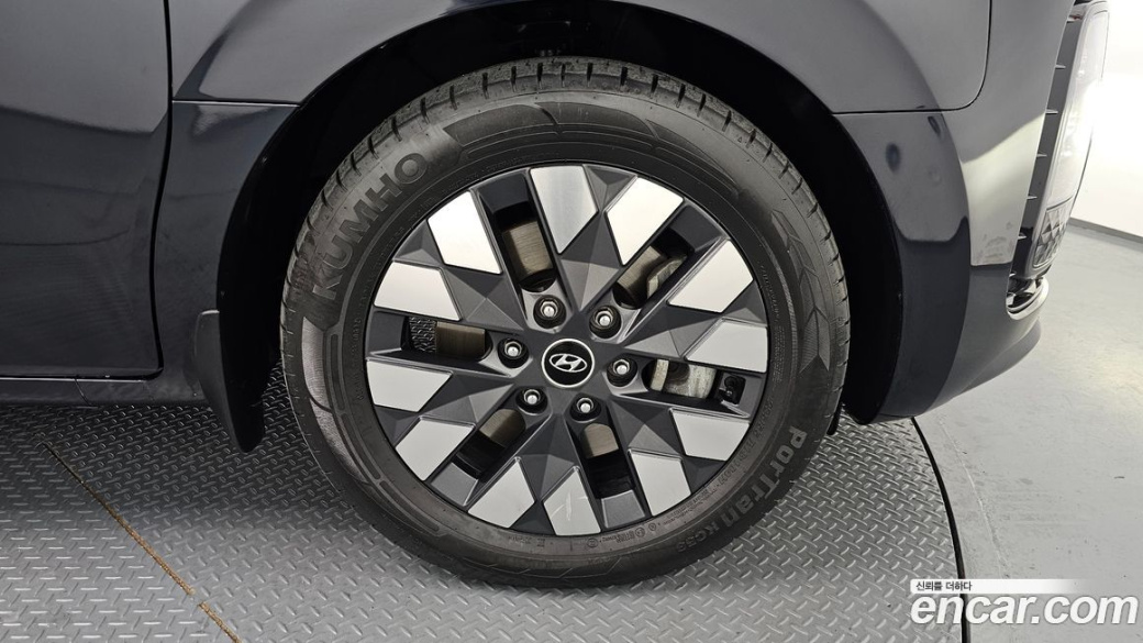 Hyundai Staria 4WD Lounge 9-Seater, 2022
