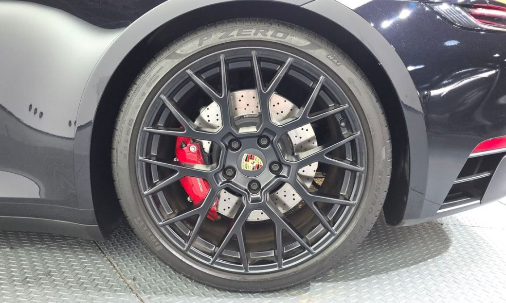 Porsche 911 Carrera 4 GTS, 2024