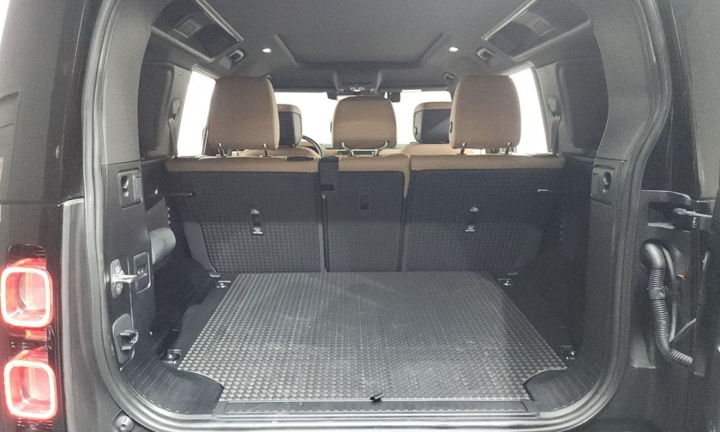 Land Rover Defender 110 D300 X-Dynamic HSE, 2025
