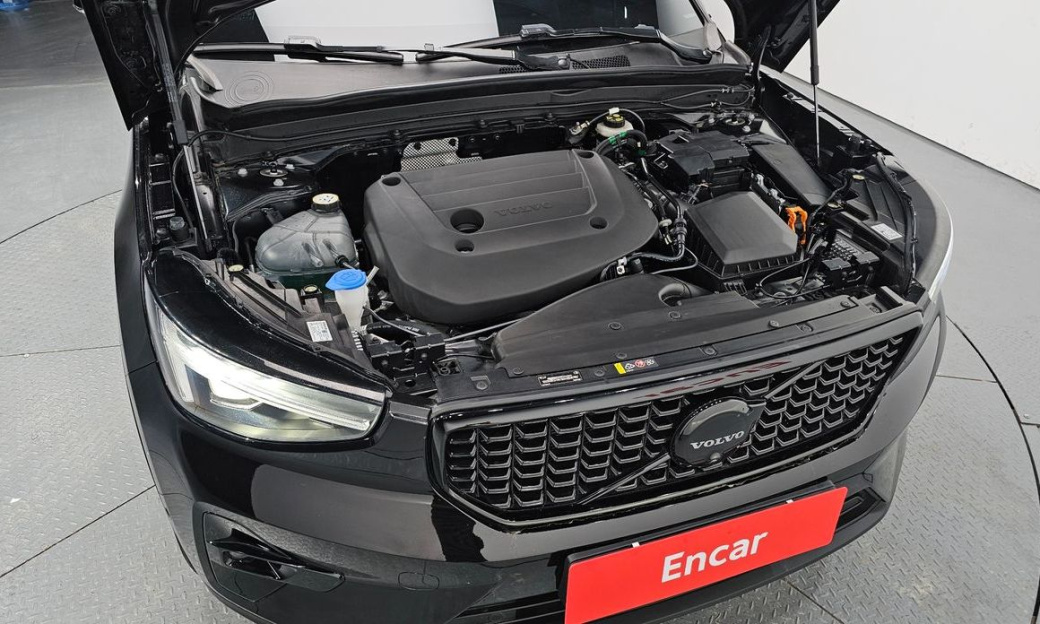 Volvo XC40 B4 Black Edition, 2025
