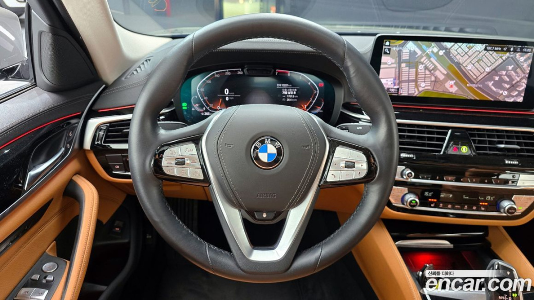 BMW 5-Series 520i Luxury, 2022
