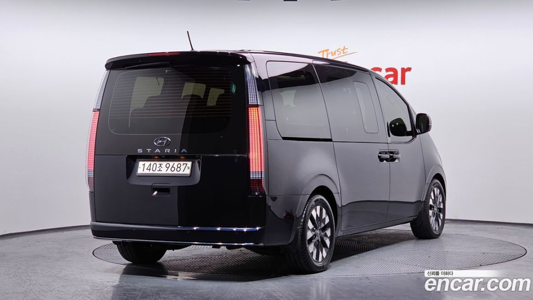 Hyundai Staria 4WD Lounge 9-Seater, 2022