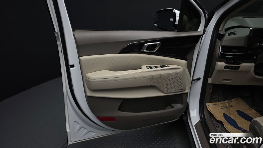 Kia Carnival 9-Seater Signature, 2024