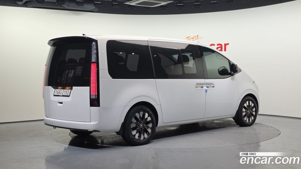 Hyundai Staria Lounge 9-Seater, 2023