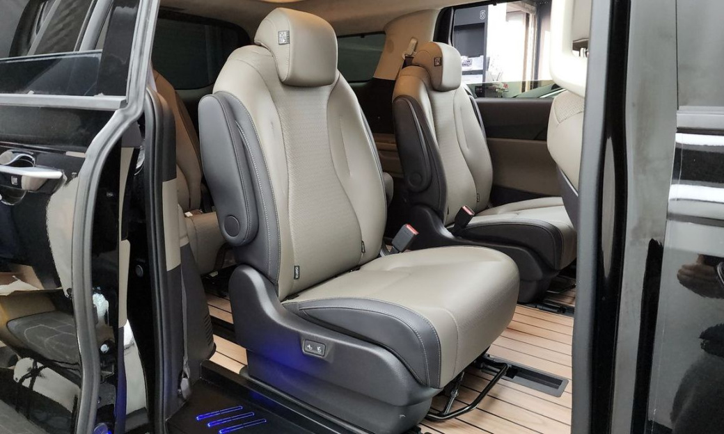 Kia Carnival 9-Seater Hi Limousine (Special Vehicle), 2024