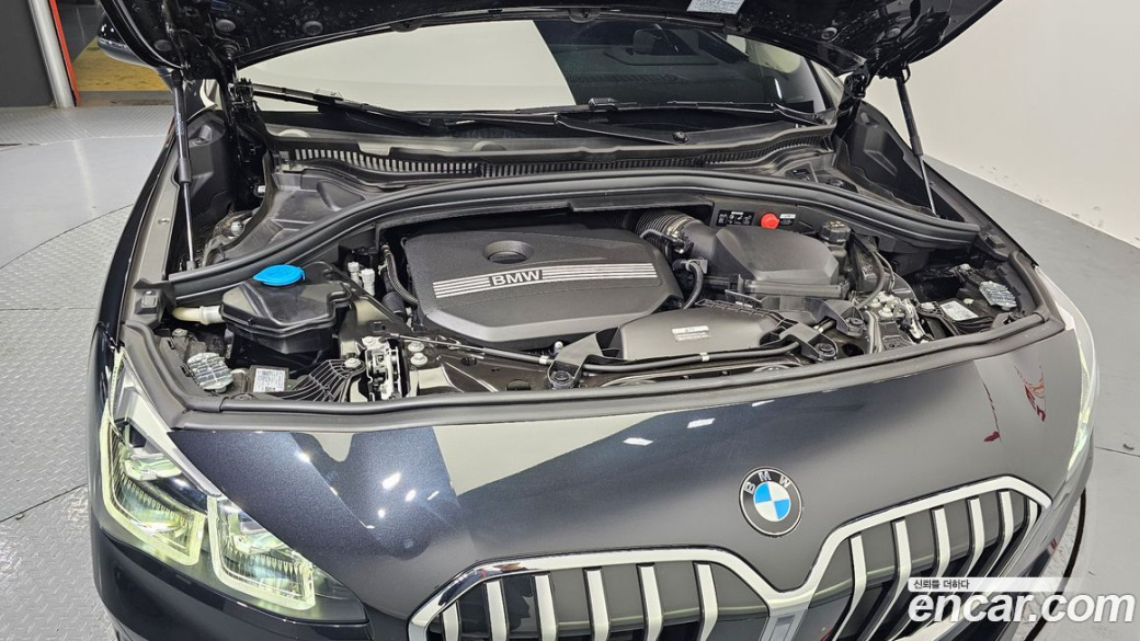 BMW 2-Series 220i Luxury, 2025