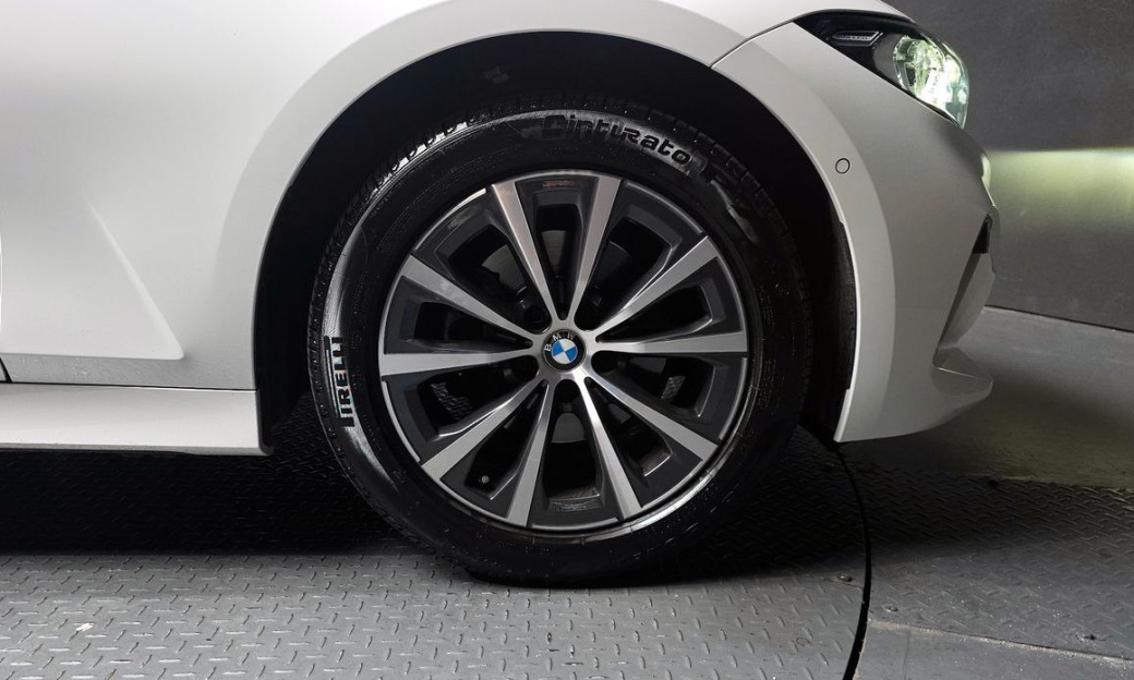 BMW 3-Series 320i, 2024