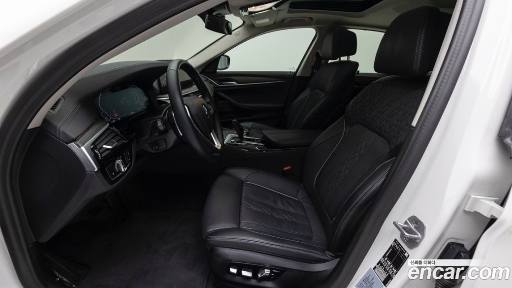 BMW 5-Series 530i Luxury, 2023