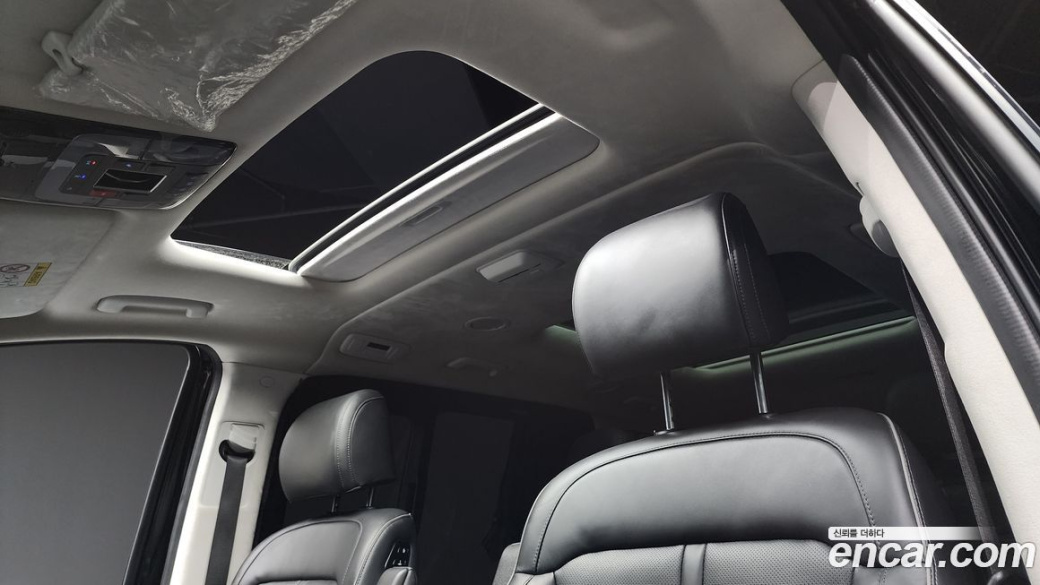Hyundai Staria 4WD Lounge 7-Seater, 2022