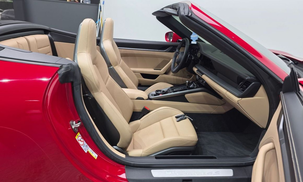 Porsche 911 Carrera 4S Cabriolet, 2024