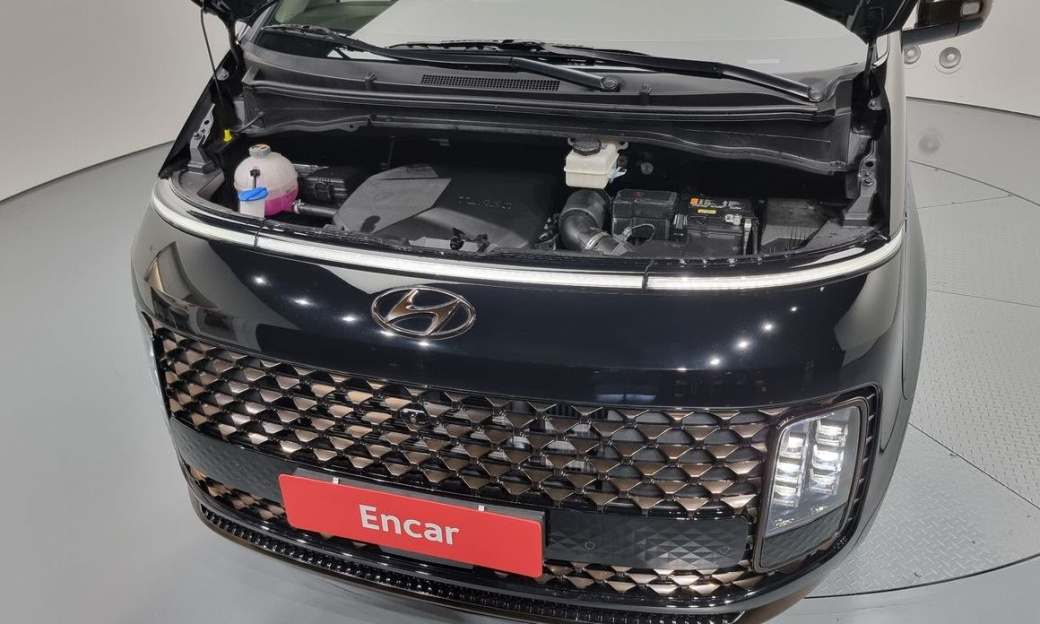 Hyundai Staria 4WD Lounge 7-Seater, 2024