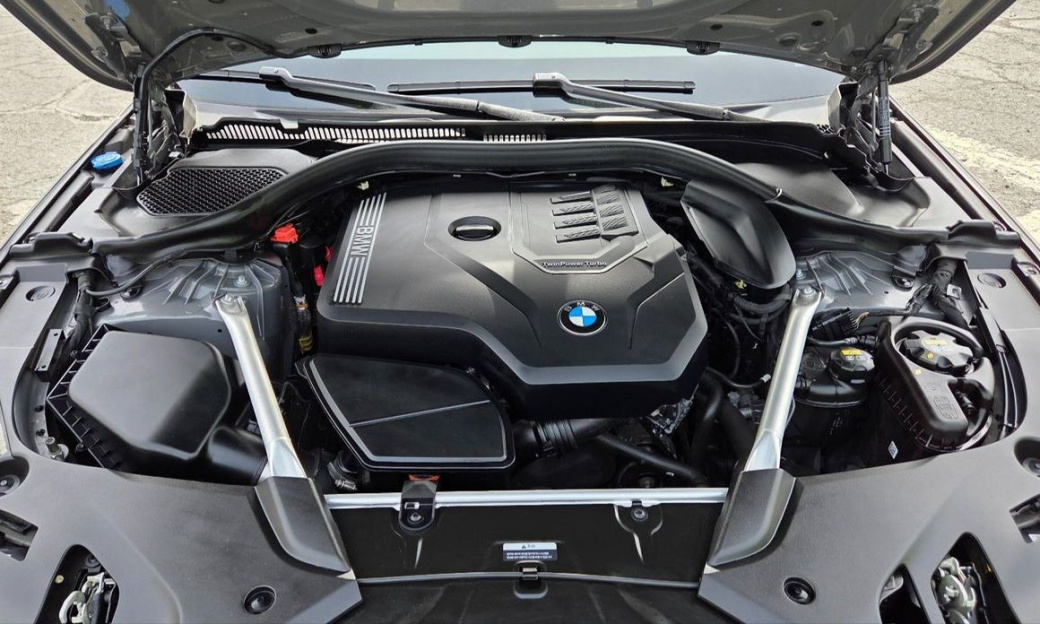 BMW 5-Series 520i Luxury, 2022