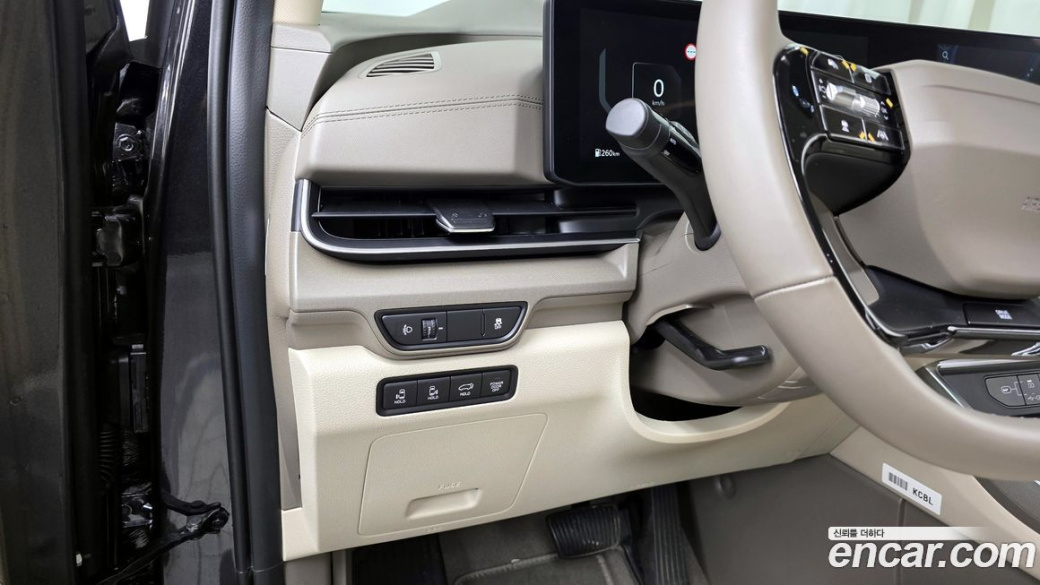 Kia Carnival 7-Seater Outdoor, 2025